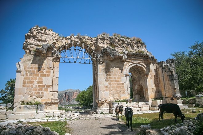 ANAVARZA ANTİK KENTİ