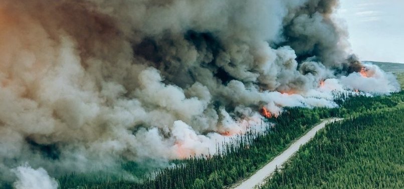 NEARLY 800 FOREST FIRES IN CANADA REMAIN UNCONTAINABLE