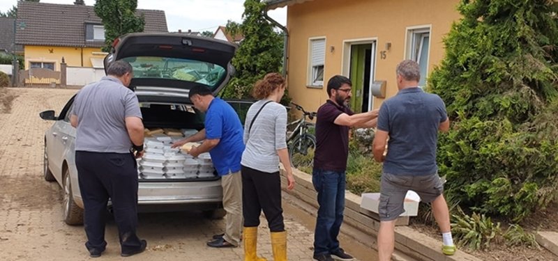 Turkish-Muslim group serves hot meals to German flood victims
