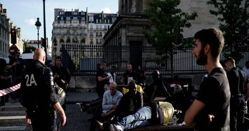 Scores of migrants occupy Paris landmark