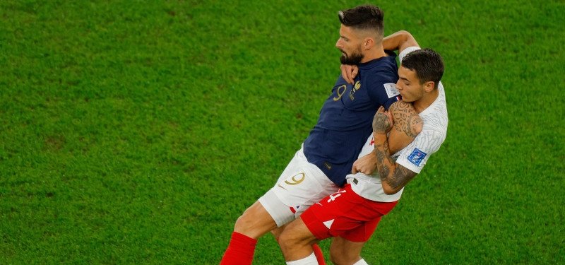 Arsenal sign Poland defender Kiwior from Spezia