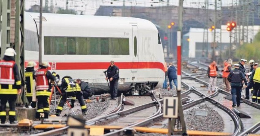 Dortmund’da hızlı tren raydan çıktı