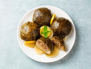 Asma Yaprağına Sarılı Enginar Dolması