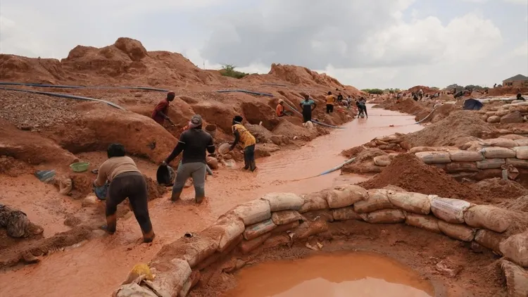 The difficult work of mine workers in Nigeria