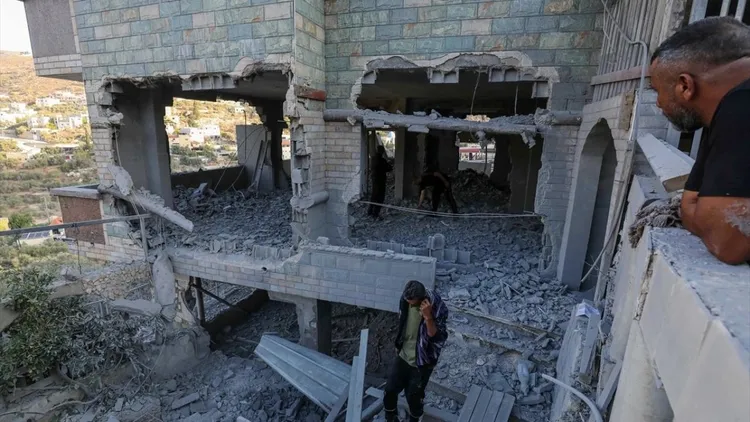 Israeli forces demolish apartment during raid in Nablus