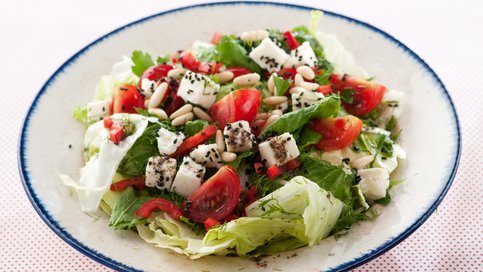 Baharat Soslu Peynirli Salata