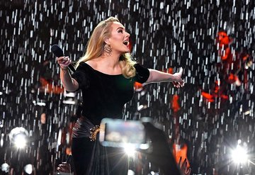 Adele, sevgilisinin doğum gününü sahneden kutladı