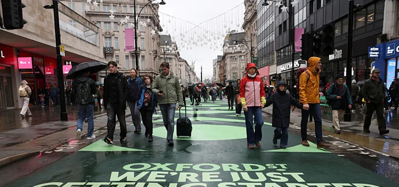 LONDONS FAMOUS OXFORD STREET GOES TRAFFIC-FREE IN MAJOR PEDESTRIANIZATION MOVE
