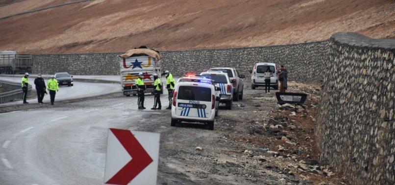 11 SOLDIERS INJURED IN VEHICLE CRASH IN SE TURKEY
