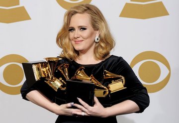 Adele oturduğu yerden milyonlar kazanıyor