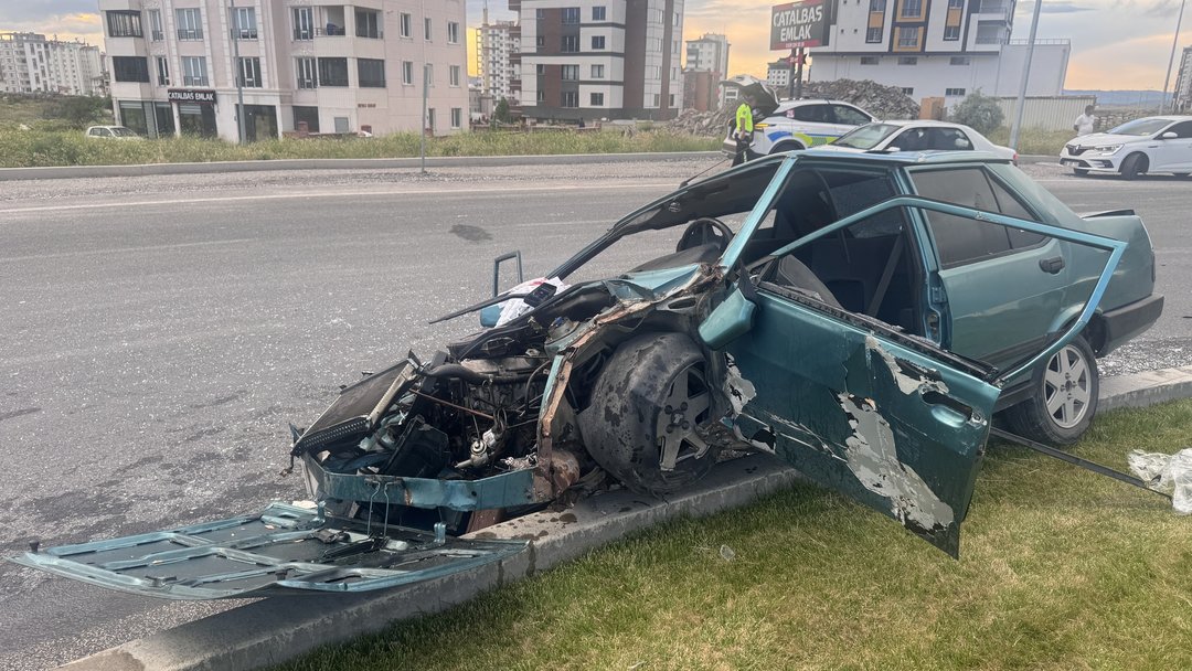 OTOMOBİL PARÇALANDI