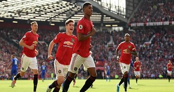 Manchester United go fourth as Rashford penalty beats Leicester