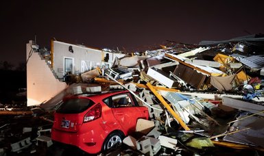 6 dead as severe tornado strikes eastern US