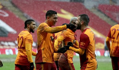 Galatasaray topple Kasımpaşa 2-1 amid heavy snowfall