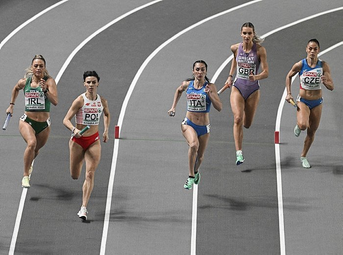 Atletler, şampiyonanın Kadınlar 4x400 metre bayrak yarışında derece almak için mücadele etti. 