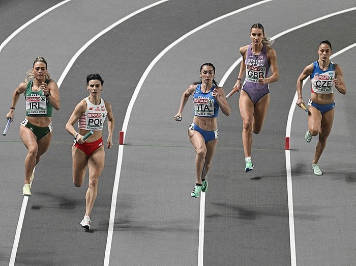 Atletler, şampiyonanın Kadınlar 4x400 metre bayrak yarışında derece almak için mücadele etti.