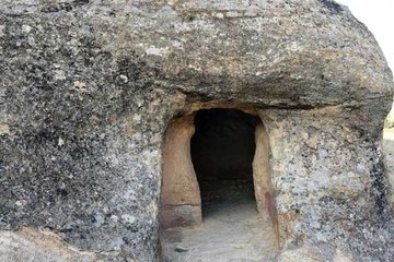 Çağları aşan kaya mezarları