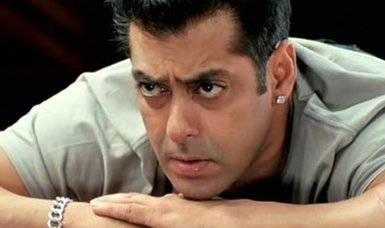 Bollywood megastar Salman Khan survives snake bite