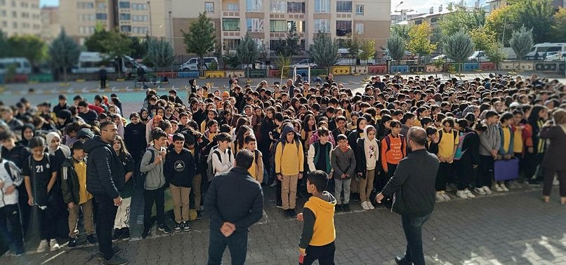 ELEMENTARY SCHOOL STUDENTS IN BINGÖL OBSERVE A MINUTE OF SILENCE TO SHOW THEIR RESPECT TO MARTYRED GAZAN PEERS