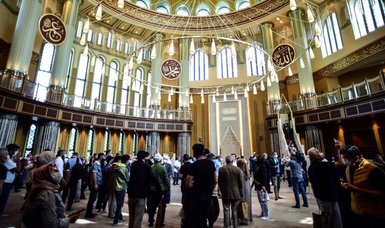 Tourists head to Istanbul's Taksim Mosque in droves