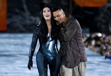 Cher, Balmain defilesinde modellik yaptı