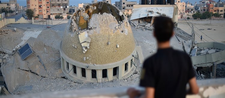 İsrail, Gazze’deki El-Emin Muhammed Camii’ni vurdu
