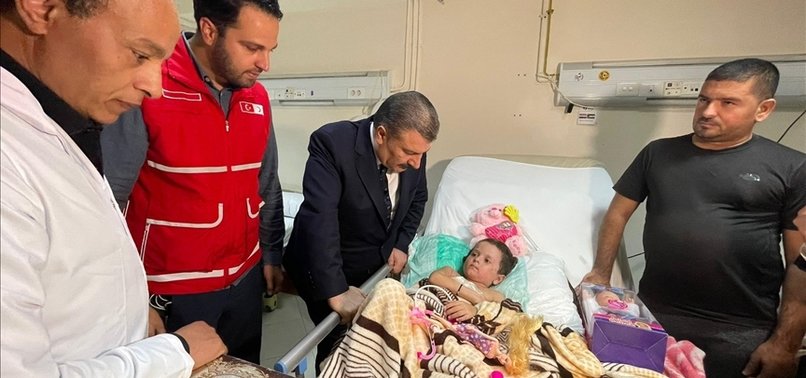 TÜRKIYES HEALTH MINISTER COMFORTS INJURED GAZANS IN CAIRO