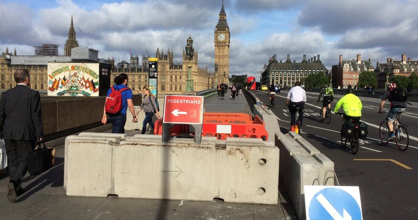 Londra Köprüsü’nde barikat kuruldu