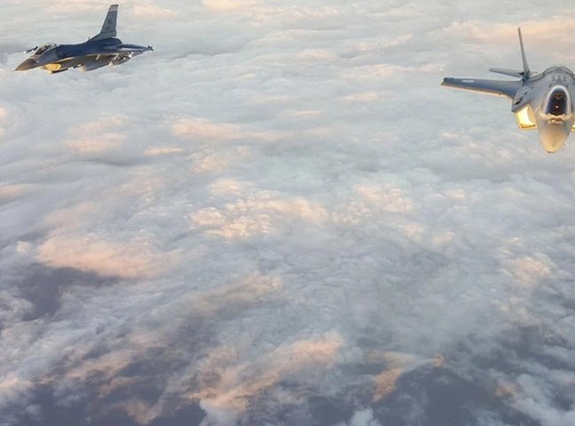 Thunderbirds F-16 crashes near trona, Pilot safe