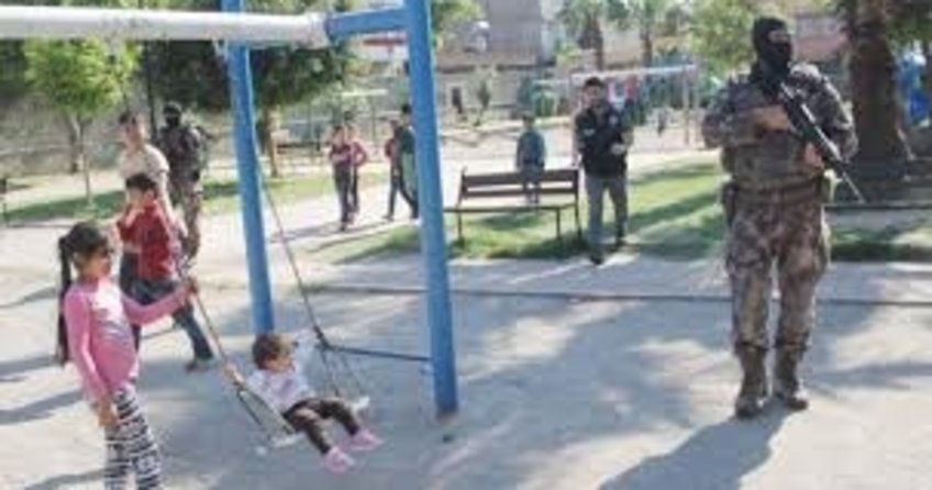 Adana’da çocuk parkından fışkırdı! Polis bile bu kadarını beklemiyordu