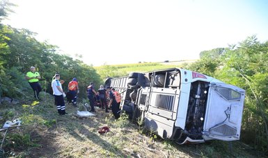 Six dead, 25 wounded in bus crash in western Türkiye