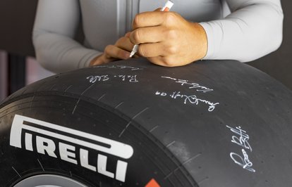 İmzalıFormula1lastiğiaçıkartırmada