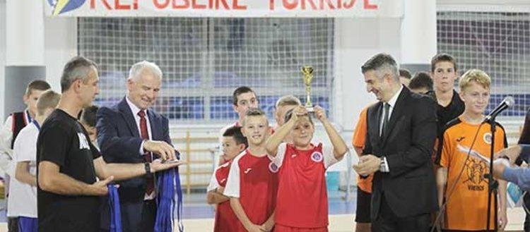 Bosna Hersek’te, Cumhuriyet’in 100. yılı etkinliklerinde spor müsabakasını kazanan öğrencilere ödül