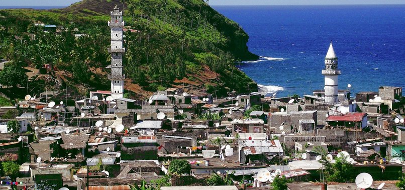 COMOROS FORCES FIRE TEARGAS AT MUSLIMS IN MOSQUES