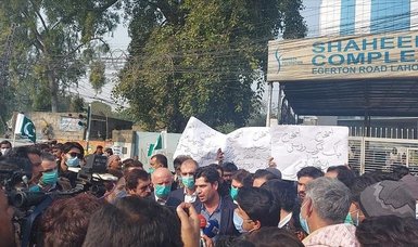 Pakistan: Turkish company employees protest police raid