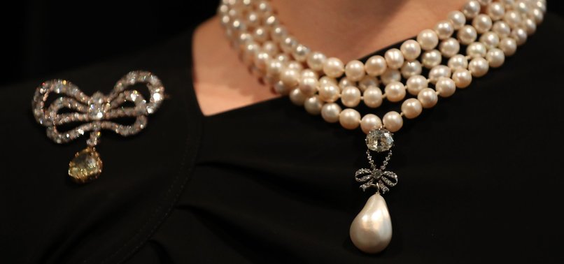 EX-FRENCH QUEENS NECKLACE SETS AUCTION RECORD