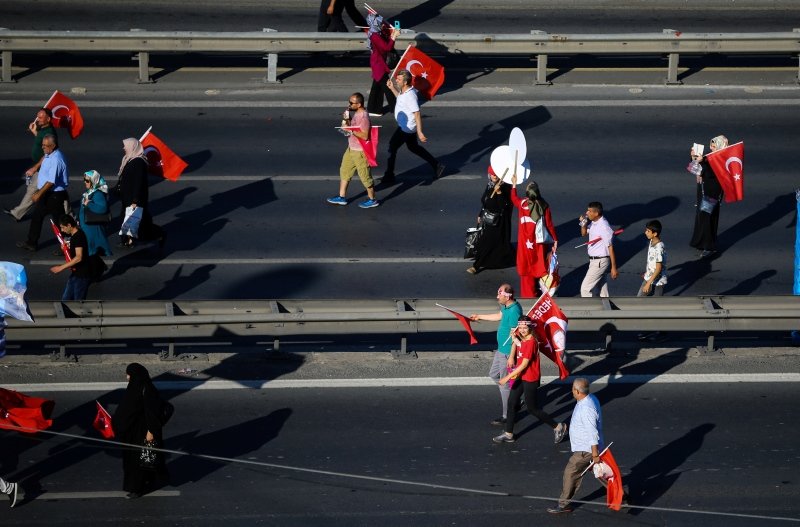 Türkiye demokrasi nöbetinde!
