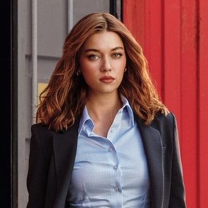 Afra Saraçoğlu – Kimdir