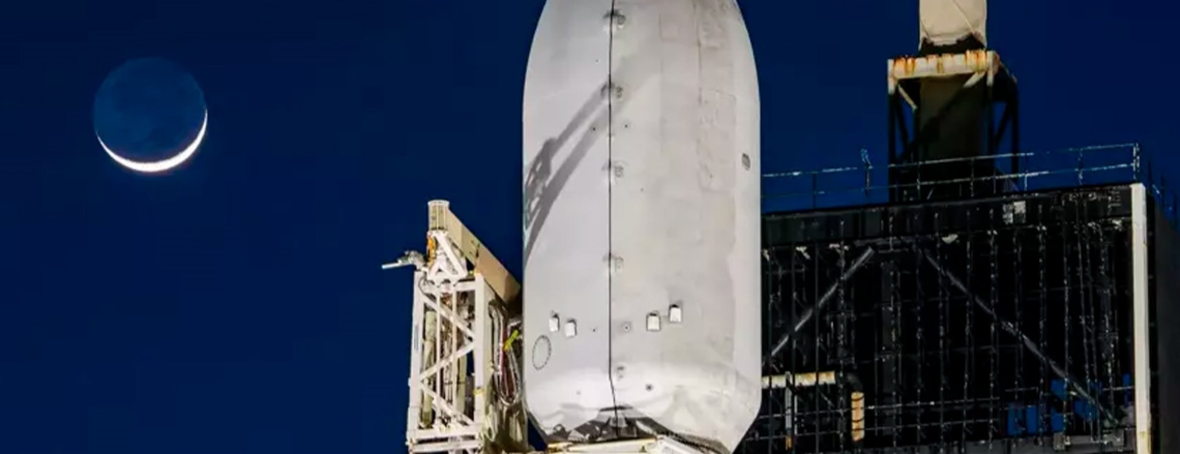 SpaceX, ABD’li ve Japon şirketlere ait iki aracı Ay’a iniş için uzaya fırlattı