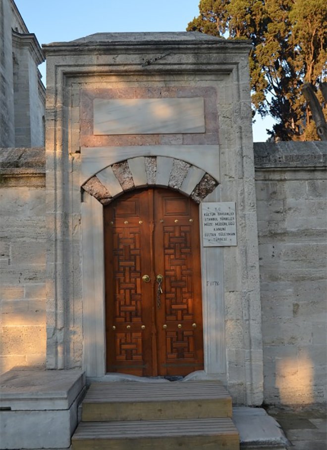 SÜLEYMANİYE KÜLLİYE HAZİRESİ KAPILARI