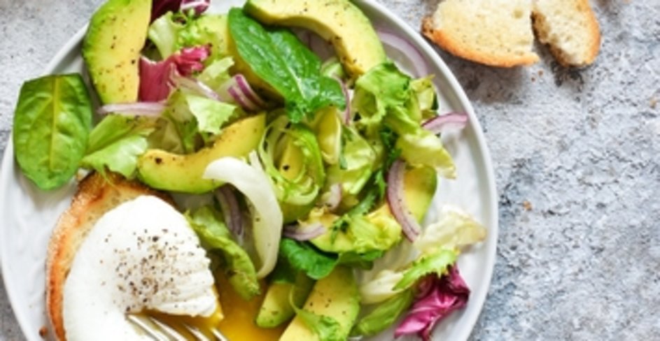 Yeşillikli ve Avokado Salatalı Ekmek Dilimleri
