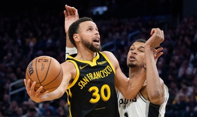 Stephen Curry (35), Warriors extend Spurs' skid to 11