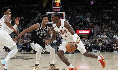 NBA roundup | San Antonio Spurs bear down in final seconds, shock Cleveland Cavaliers