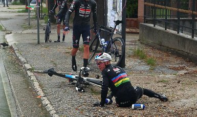 Dog causes world champ Evenepoel to crash at Giro
