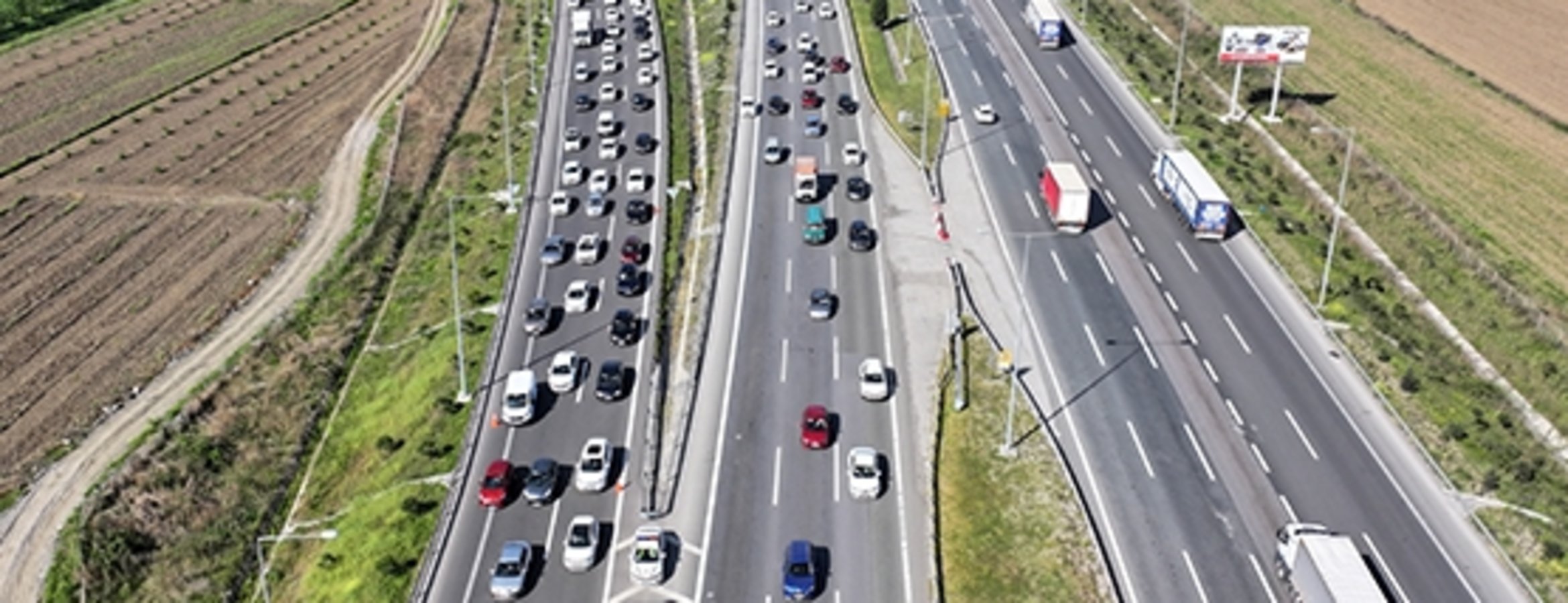 Anadolu Otoyolu’nda bayram tatili nedeniyle trafikte akıcı yoğunluk yaşanıyor