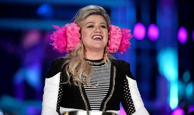 Kelly Clarkson delights customers at Los Angeles shopping center with surprise concert