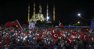 Adana’da Demokrasi Nöbeti’nde ’30 Kuş’ şiiri ağlattı