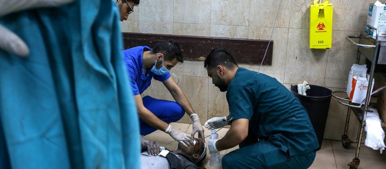 İsrail, saldırılarını sürdürdüğü Gazze’de 340 doktor ve sağlık çalışanını öldürdü