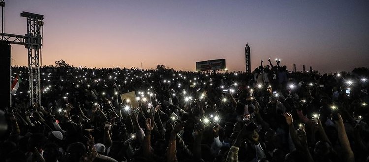 Sudan’da sivil yönetim talebiyle gece boyu gösteriler düzenlendi