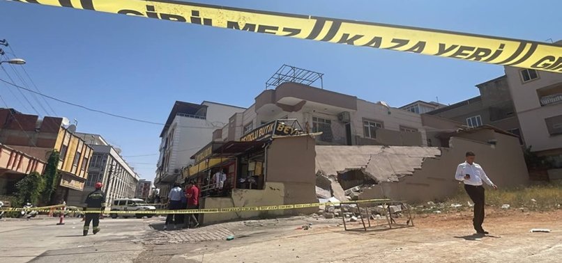 DAMAGED BUILDING IN GAZIANTEP COLLAPSES: 4 PEOPLE INJURED